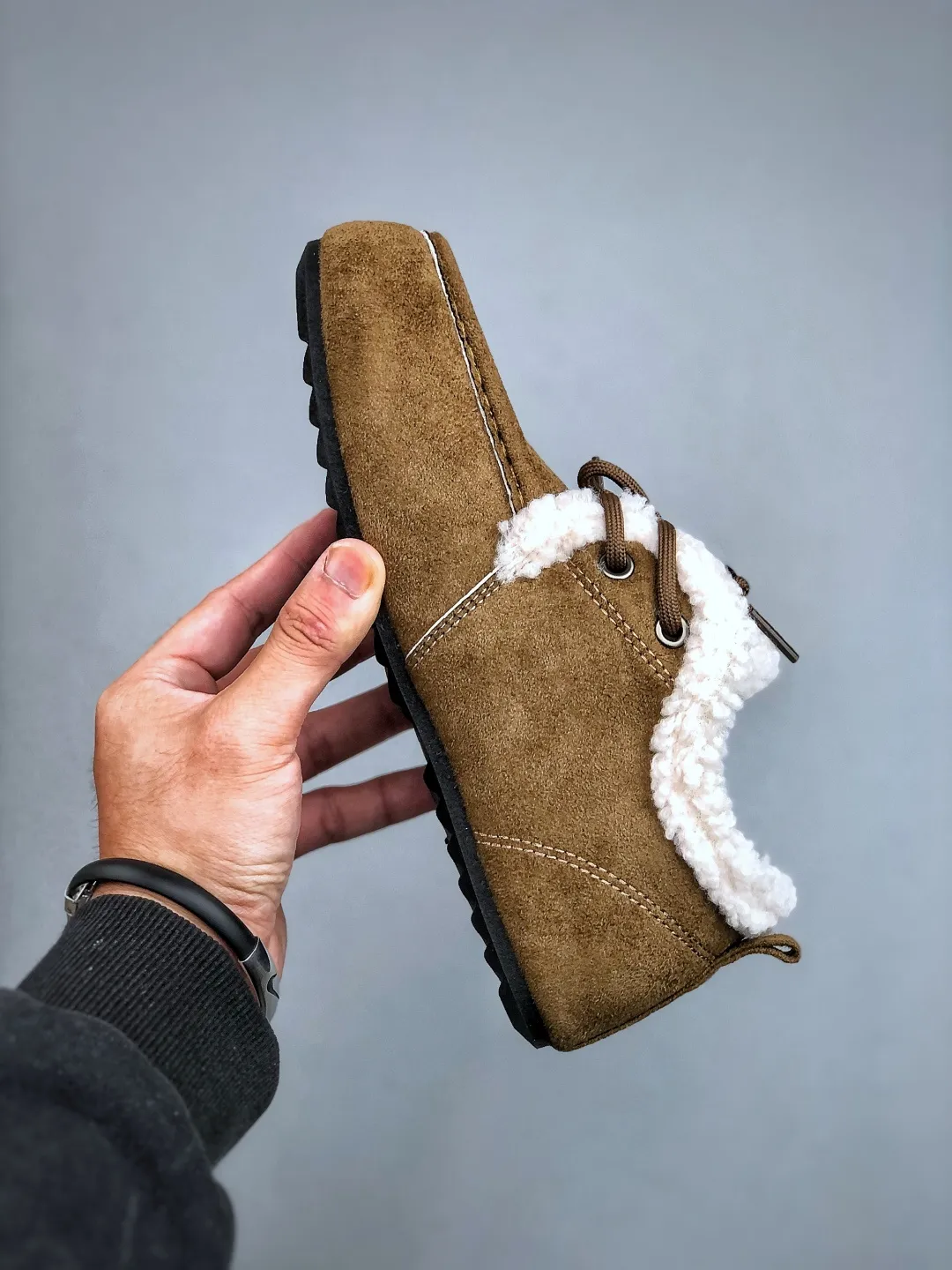 💰260 supports store Z UGG2025ss official website latest hanni thick sole, I love it so much, and it is very light and easy to wear. When paired with socks, it has a super sweet girly feel. Dopamine color, full of vitality, really super girl ~ fall in love at a glance, original upper material, original outsole, soft and comfortable on the feet, versatile, long legs in seconds, a must-have summer item Code number: 35-40